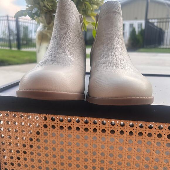 Vionic Finn Ankle Boots Beige Leather Women’s 7.5W Wide Orthotic Comfort EU 38 - Picture 5 of 16